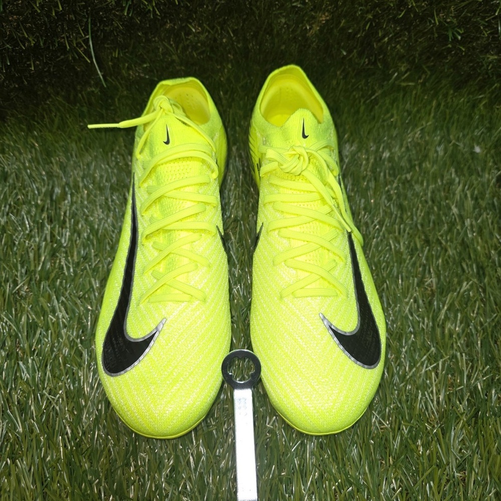 Nike Air Zoom Mercurial Vapor 16 Elite SG-PRO Soccer Cleats Size 9